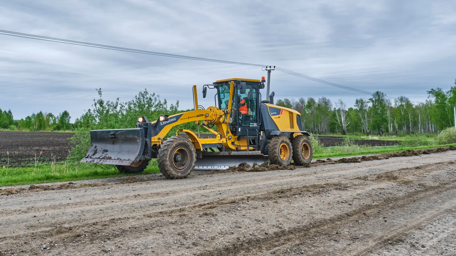 Motoniveladora regularizando a superfície de um terreno